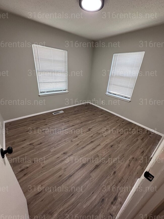 Photo - $1050 - 3 bedroom / 1 bathroom - Beautiful...