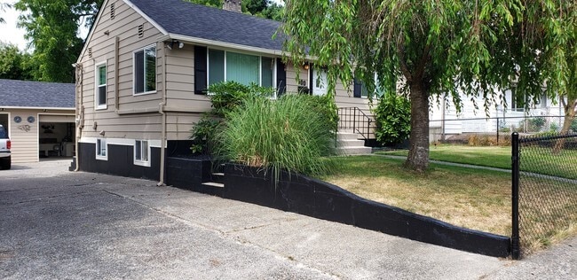 Quiet well maintained basement apartment - 500 SW 139th St Rental
