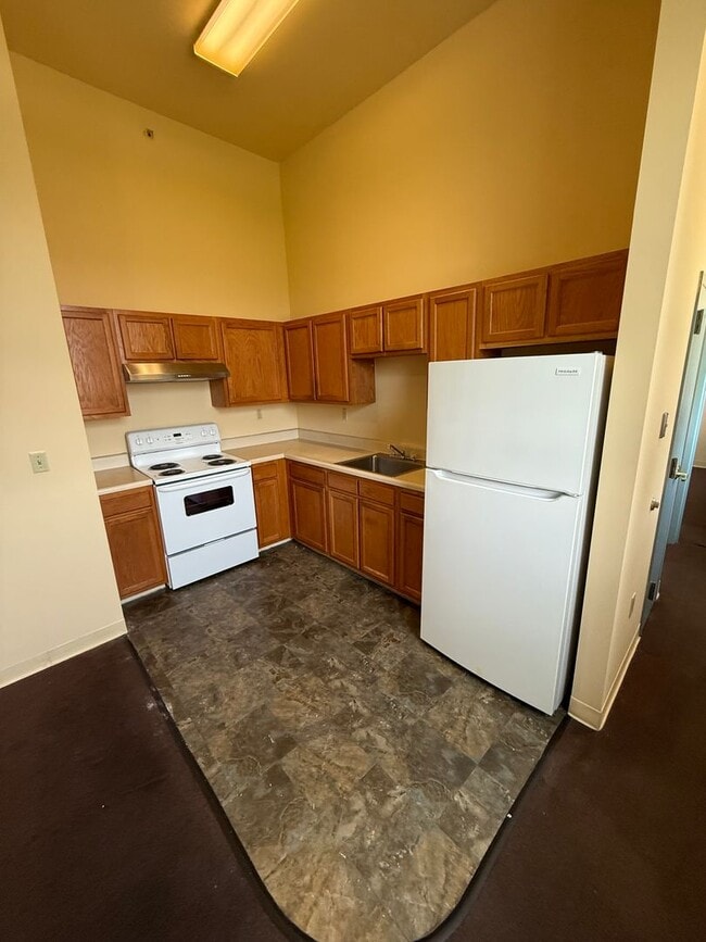Photo - Spacious 2 Bedroom Apartment Unit 1-2B