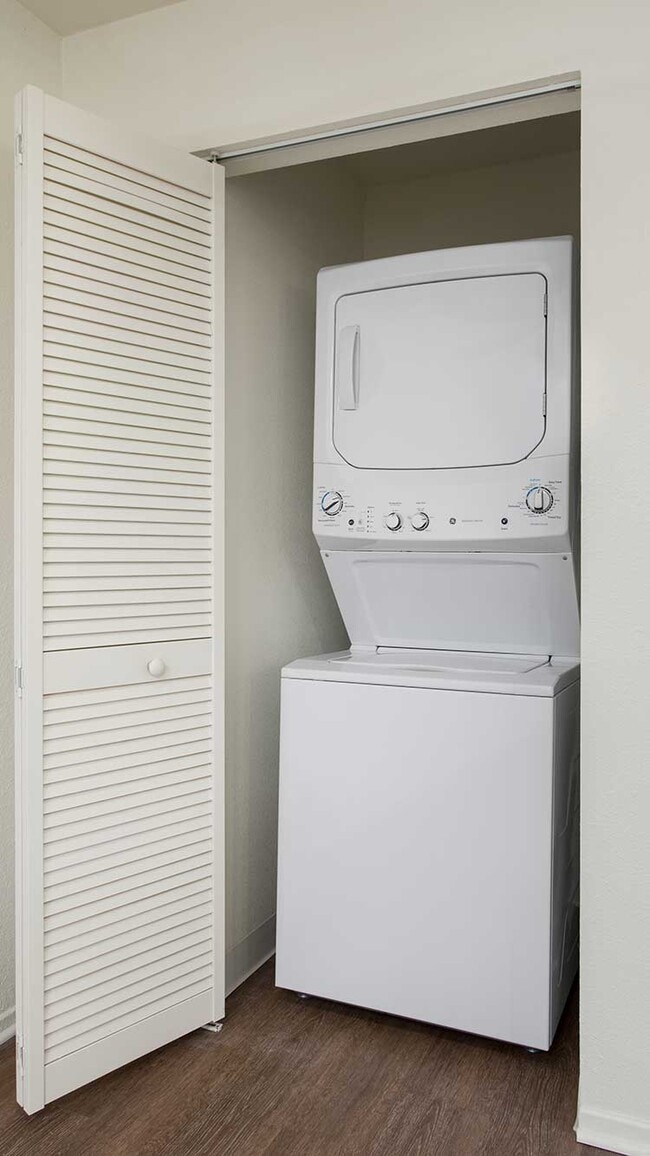 Modern Apartment with In-Unit Washer Dryer