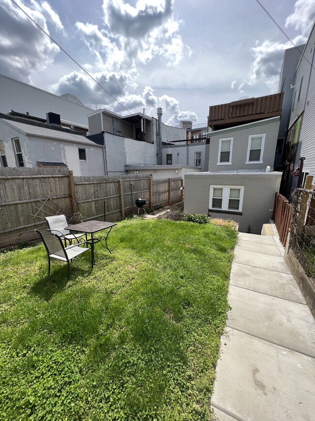 Yard - 5113 Rochelle Ave Unidad 1R