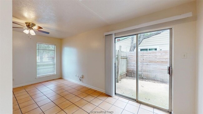 Photo - 922 Navarro Dr