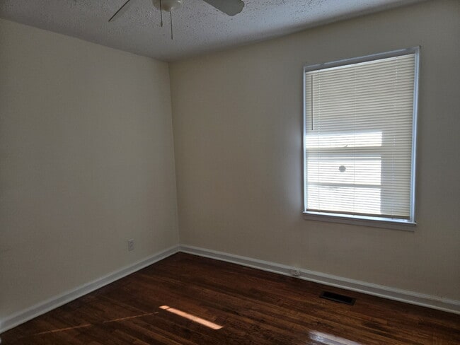 Photo - Charming 4-Sided Brick Oasis with Fenced Y... Apartamento