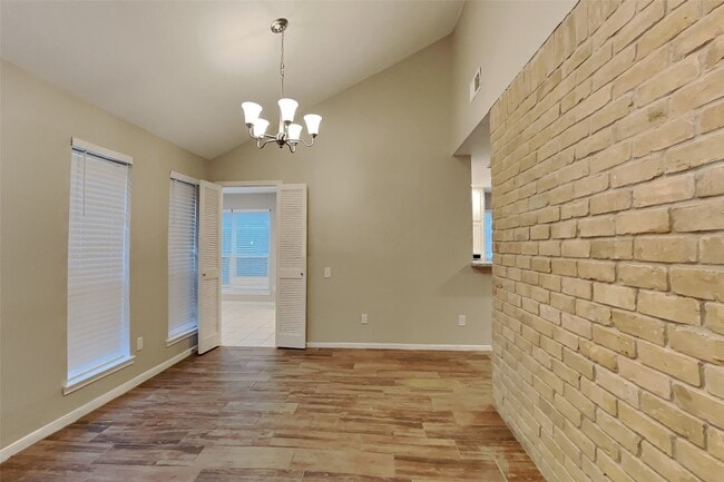 Photo - 6302 Crakston St