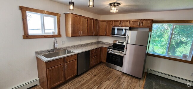 Building Photo - 747 Oak St N Unit 4 Rental