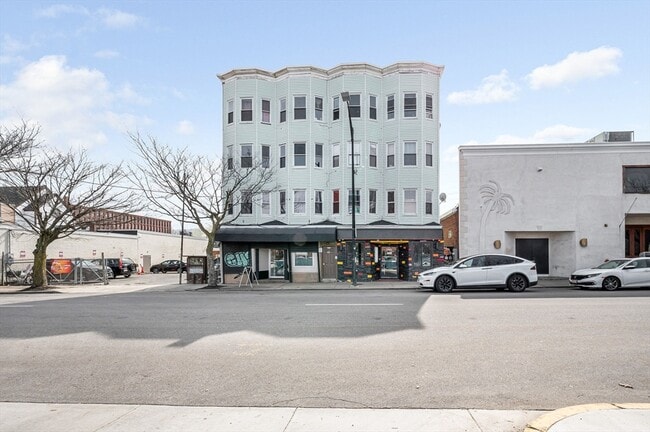 Building Photo - 50 1/2 Common St Unit 3