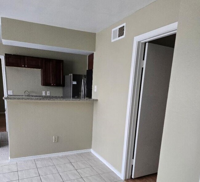 Building Photo - 12660 Ashford Point Dr Unit 613