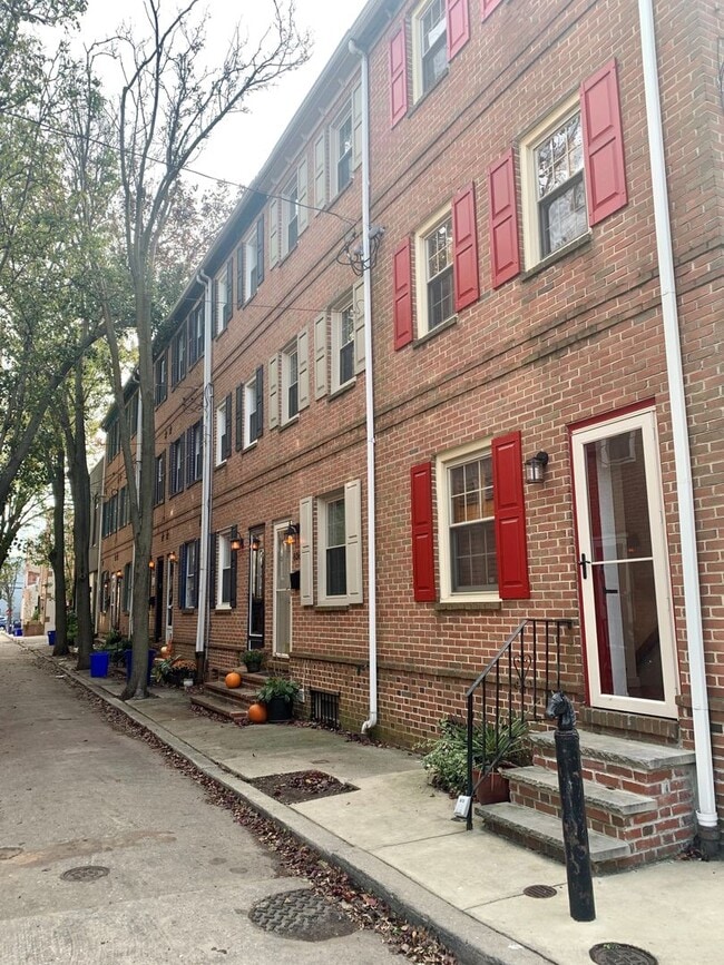 Building Photo - Amazing 2-Bedroom Townhouse Located in Bella Vista! Available mid-July!