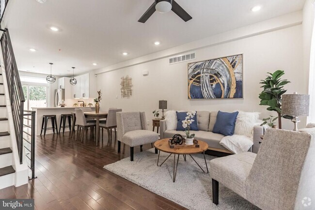 Building Photo - Stunning 3 Bed, 2 Full & 2 Half Bath Home ...