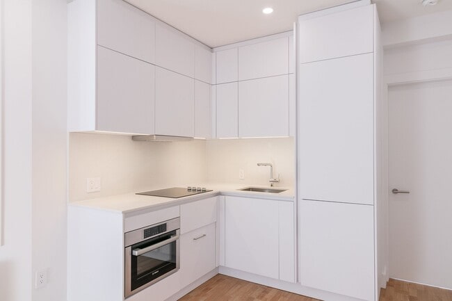 Building Photo - 3495 Av. Van Horne Unit 310