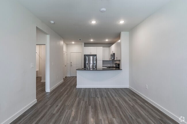 1BR, 1BA - 401 SF