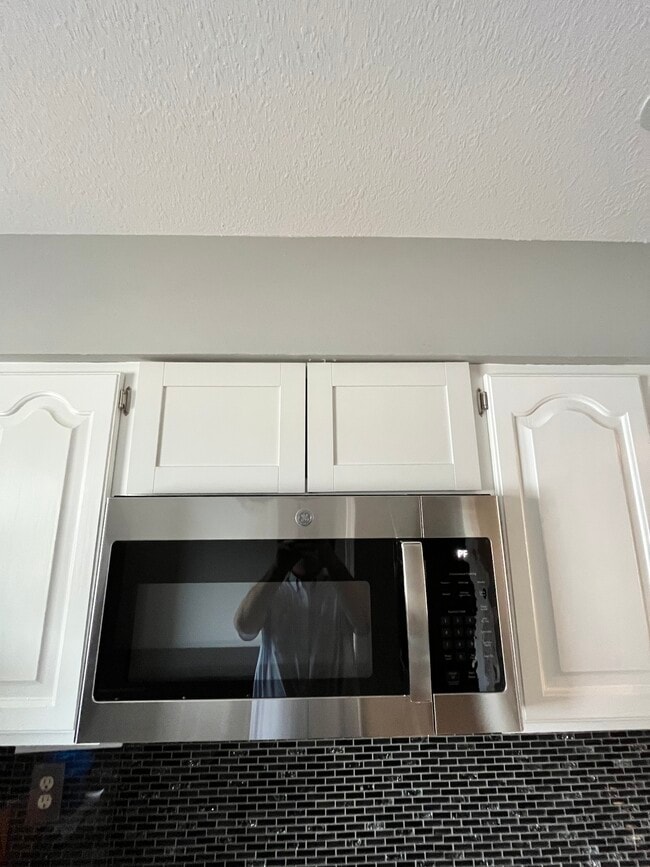 Microondas - 101 S Rock Rd Unidad 54