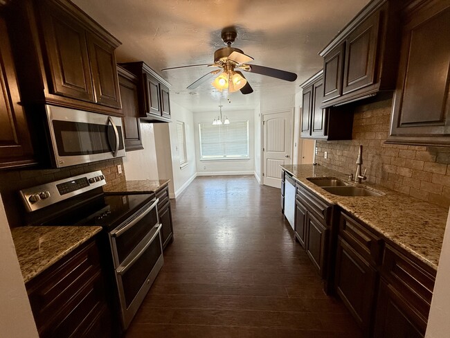 Photo - 915 W Kings Rd