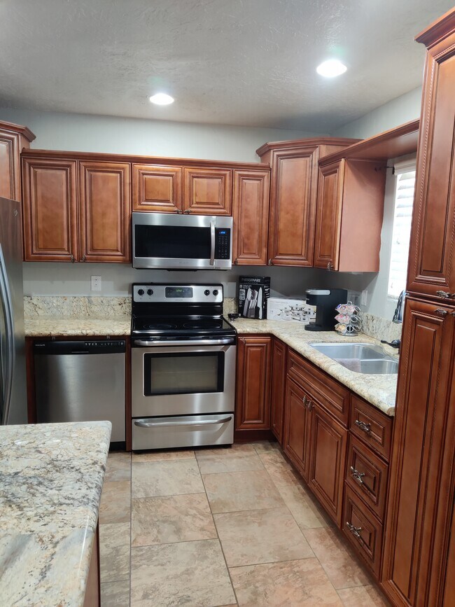 Kitchen - 611 S Roselawn Ave Unit A