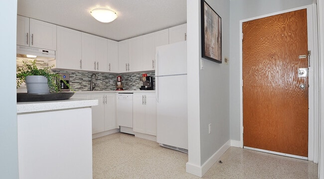 Building Photo - Crystal Arms Unit 00105