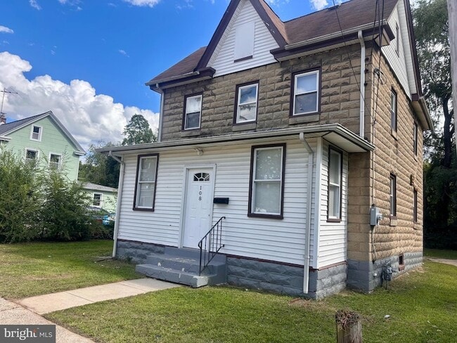 Building Photo - 108 W Buck St Rental