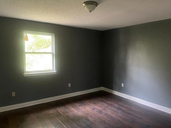 Photo - 5920 Boeing St