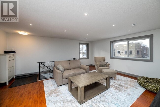 Photo - 413 Queen St S