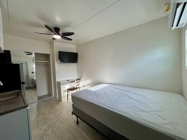 Building Photo - 1620 N 23rd Ave Unit E3