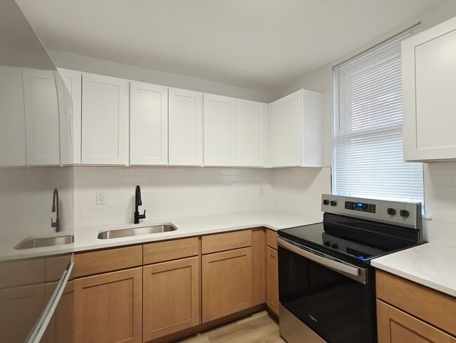 Photo - 5949 Addison St