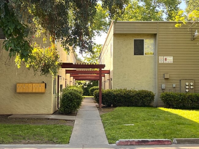 Building Photo - 747 W 4th Ave