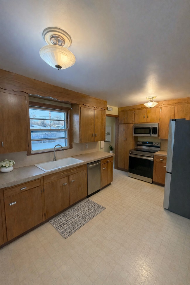 Photo - AVAILABLE NOW! - 2 Bed 1 Bath Home!