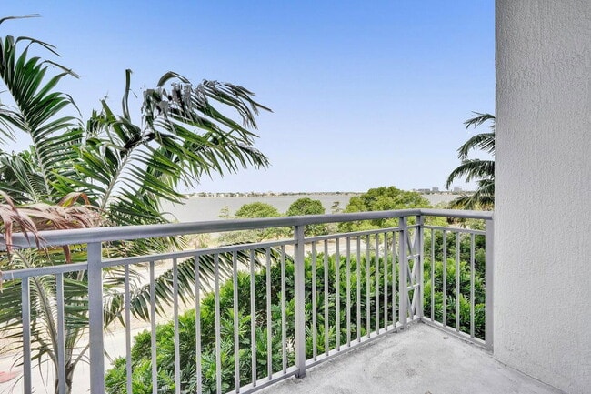 Photo - 300 S Australian Ave Unidad 327