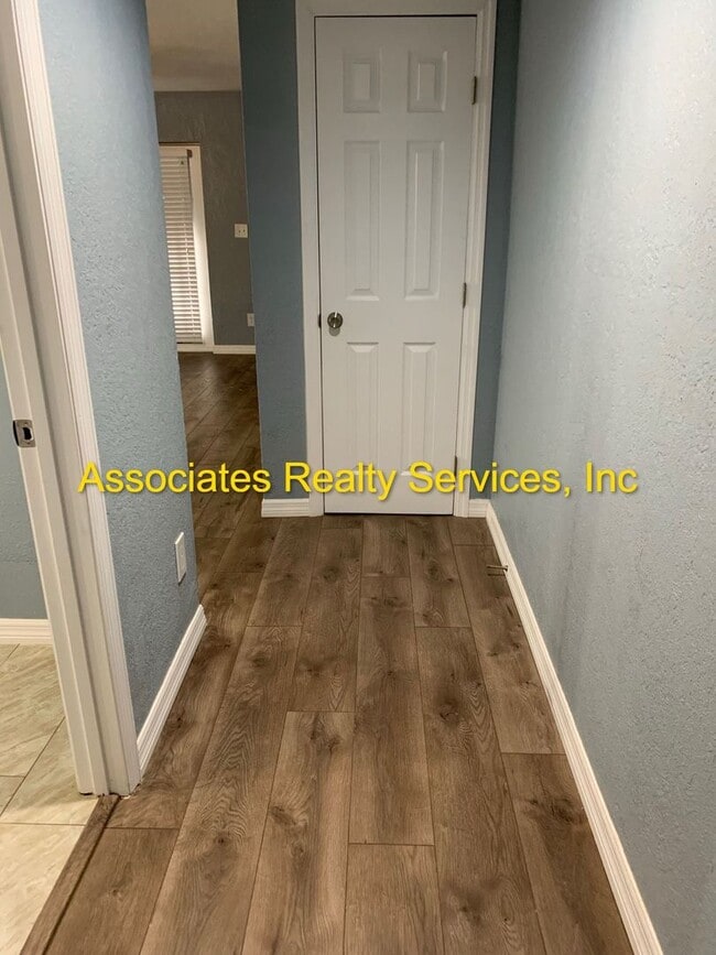 Photo - 2 Bed/2.5 bath End Unit Town home!  LOOK !!! FULLY FENCED BACKYARD!!!