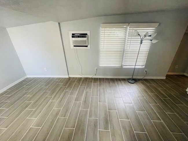 Photo - 910 51st Ave W Unit B