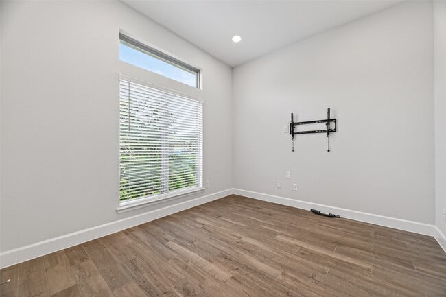 Photo - 302 Sky Top Dr