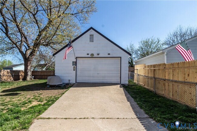 Photo - 2500 Lee St