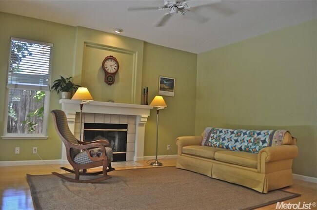 Photo - Comfortable Contemporary  Furnished home