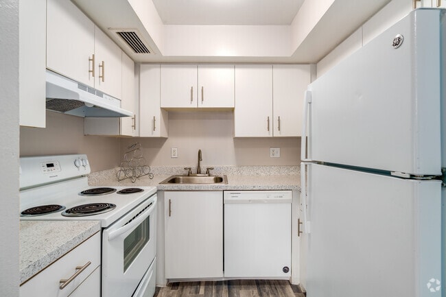 2BR, 2BA - 955SF - Kitchen