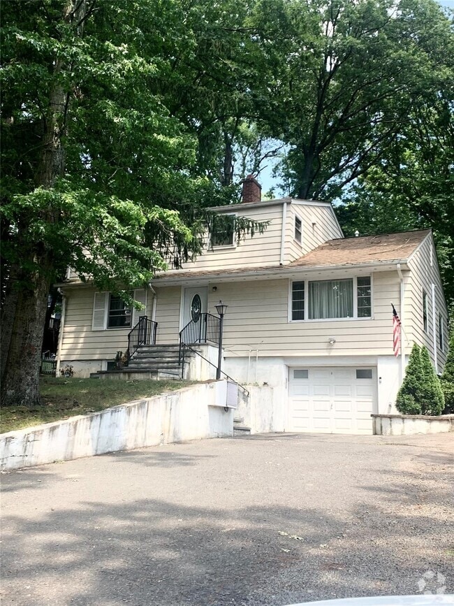 Building Photo - 144 Railroad Ave Unit Upstairs# Rental