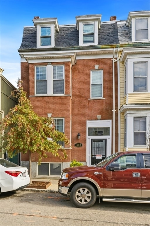 Building Photo - 171 Brooks St Unit 1