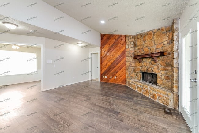 Photo - 950 Twisted Oak Dr