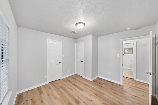 Photo - 5814 Westover St