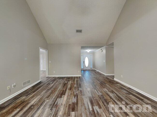 Photo - 915 Chapel Hill Dr SE