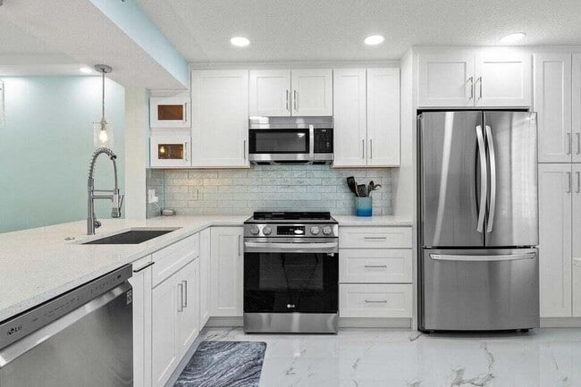 Building Photo - 7076 Huntington Ln Unit 7076 Huntington Lane 207