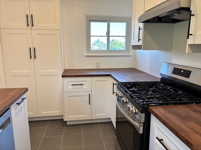 Kitchen - 702 Cedar St Unit 702 Cedar