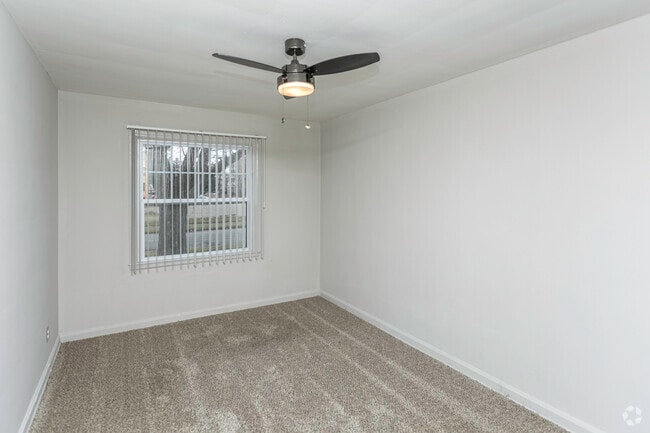 1BR, 1BA - 750 SF Lower