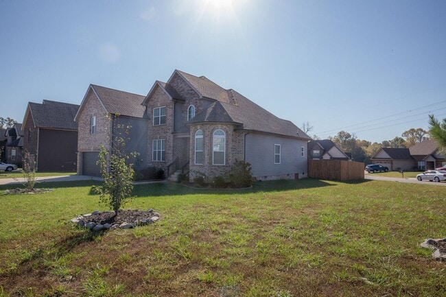 Building Photo - Huge 4 bd 3 ba Sango Go!