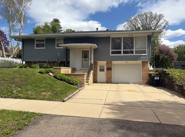Building Photo - 4 Bed 2 Bath