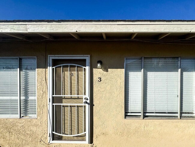 Building Photo - "Newly Renovated 1-Bed, 1-Bathroom Unit 3
