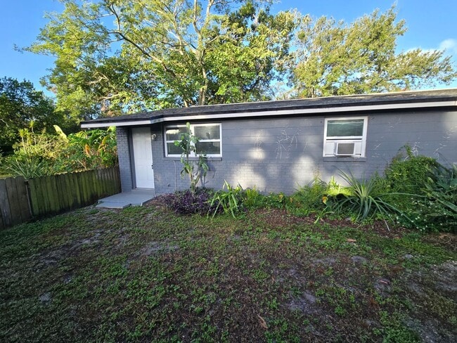 Building Photo - 2 BEDROOM 1 BATH NEAR USF