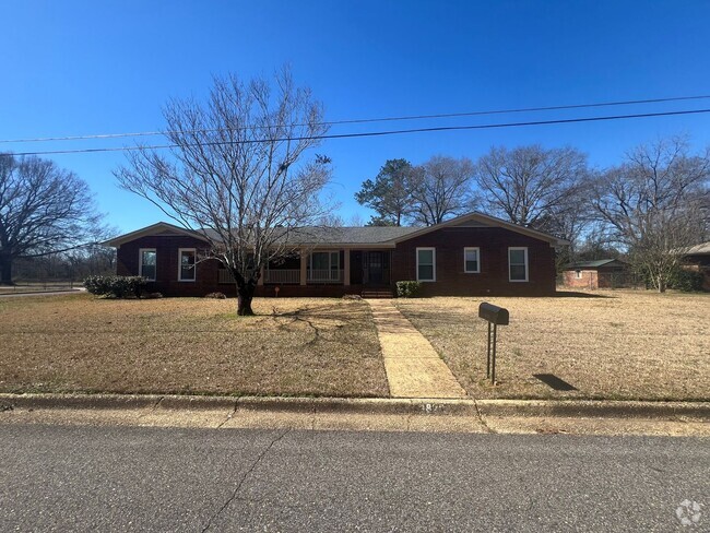 Building Photo - 3 bedroom 2 bathroom brick home