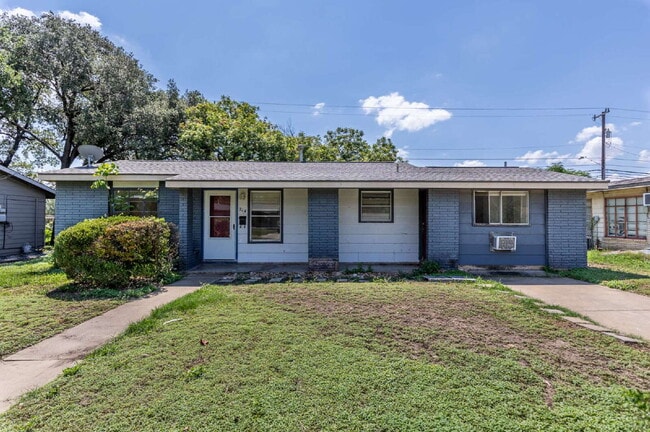 Building Photo - 214 Antrim Dr Rental
