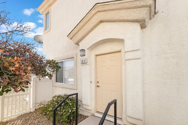 Photo - Modern Mountain’s Edge Townhouse with Community Amenities!