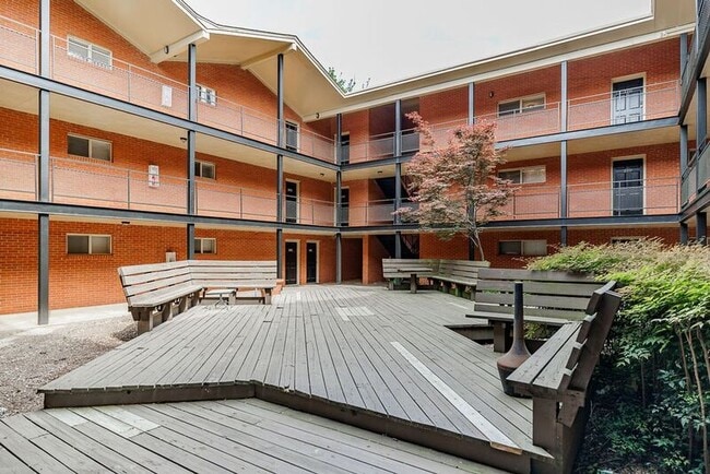 Building Photo - 250 Little St