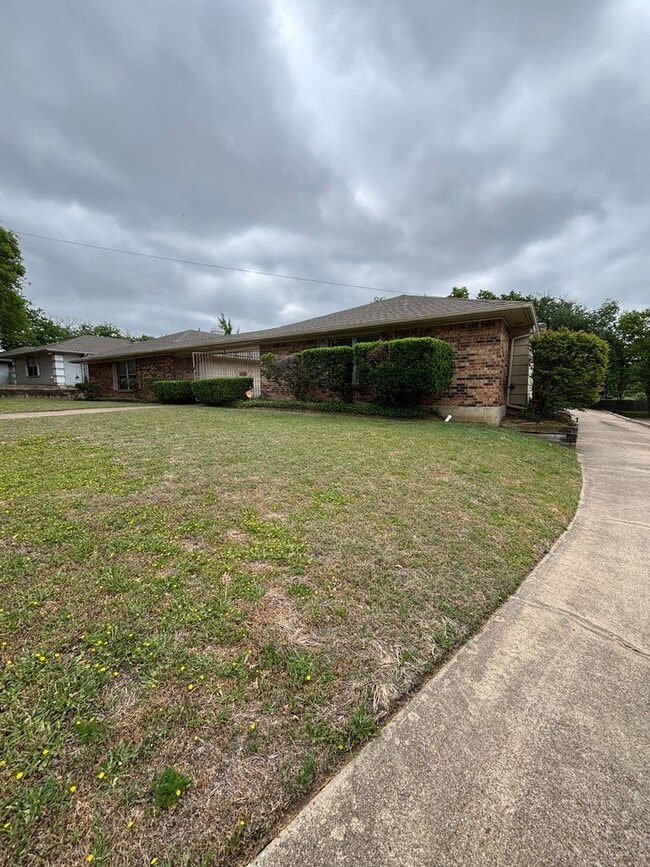 Photo - 6008-6010 Shelton St Unidad 6008 Shelton Street